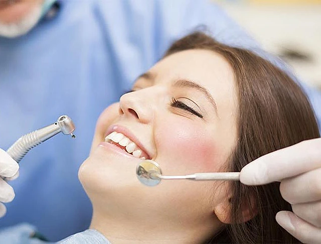 Clínica Dental Pilar Díez García mujer feliz en odontología 